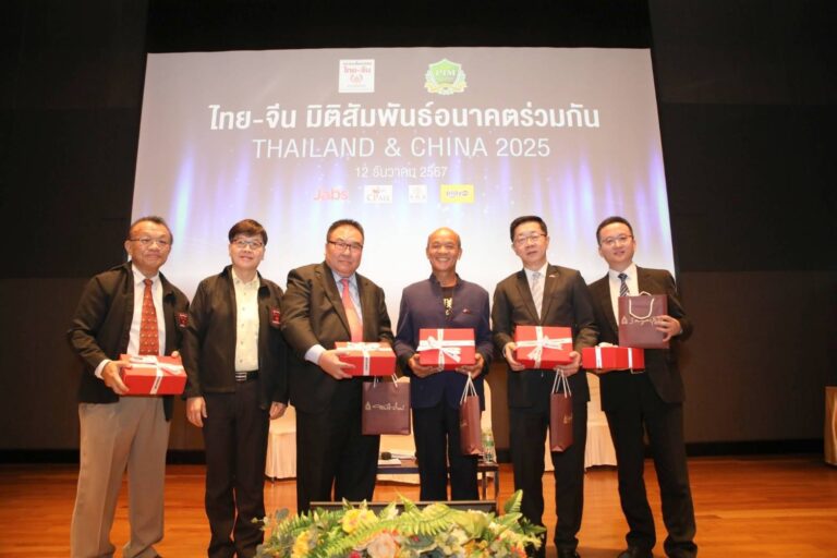 ดร.ธีรพันธ์ โล่ห์ทองคำ ที่ปรึกษาและนักกลยุทธ์ด้านการตลาดและสื่อสารการตลาดชื่อดัง ที่ปรึกษาสมาคมสื่อมวลชนไทย-จีน ร่วมงาน