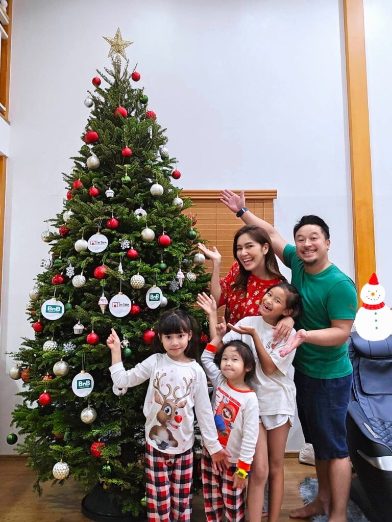 เหล่าดารา Celeb และคาเฟ่สุดชิค เลือกช้อปต้นสนสดจากไทวัสดุ และบีเอ็นบี โฮม ส่งตรงจากแคนาดาขึ้นแท่น Must-Have Item สร้างบรรยากาศสุดอบอุ่น ต้อนรับเทศกาลคริสต์มาส