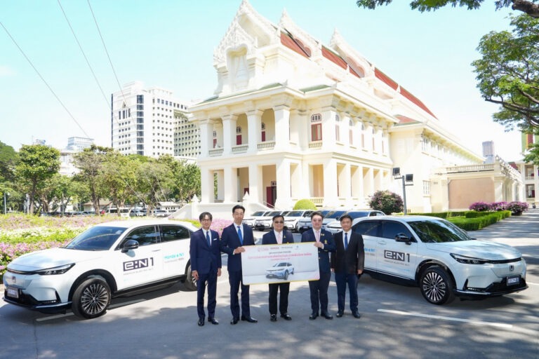 ฮอนด้า ร่วมมือ กรุงไทยคาร์เร้นท์ ส่งมอบ รถ SUV พลังงานไฟฟ้า 100% Honda e:N1 ให้จุฬาลงกรณ์มหาวิทยาลัย จำนวน 39 คัน เพื่อร่วมขับเคลื่อนสังคมไทยสู่เป้าหมายความเป็นกลางทางคาร์บอนร่วมกัน