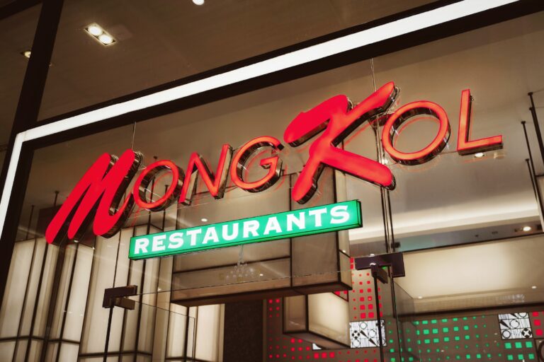 MK Restaurants ทำเอาลูกหลาน อยากพาครอบครัวเข้าร้าน! ล่าสุดแจกหมี่หยกยาวขนาด 4 คนถือ!