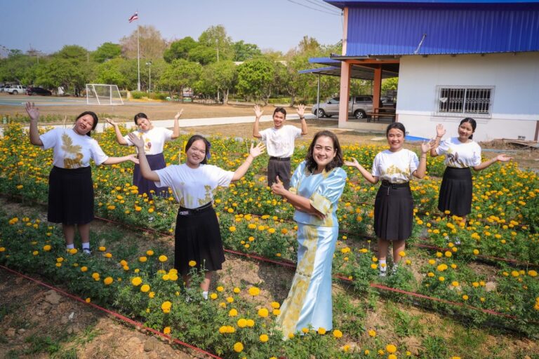 ซีพี ออลล์ สร้างทักษะ “ผู้ประกอบการจิ๋ว” ต่อเนื่อง รร.วังไพรวิทยาคม จ.สระแก้ว สร้างสรรค์ภูมิปัญญาผลิต “ผ้ามัดย้อมจากดอกดาวเรือง” ฝีมือ ครู-นักเรียน