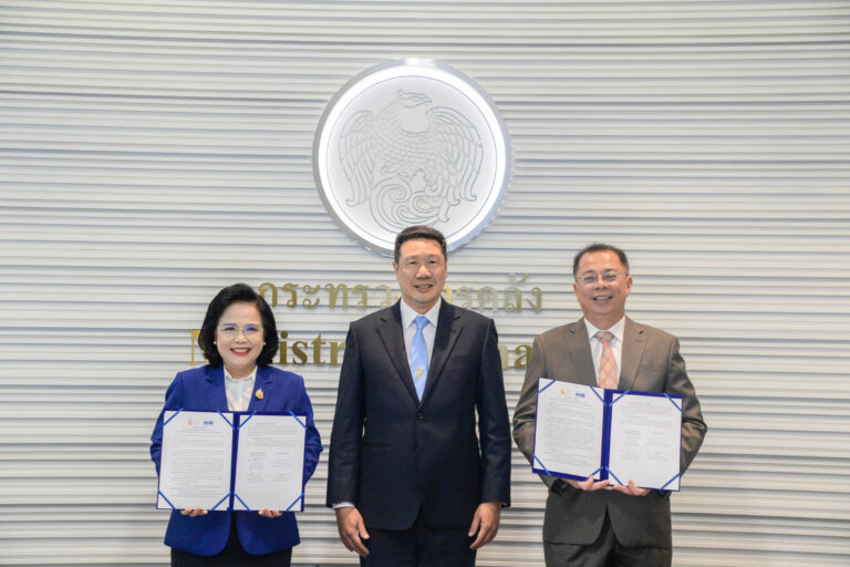 สกพอ. จับมือ กอช. ลงนาม MOU พัฒนาศักยภาพพื้นที่ชุมชน เร่งสร้างทักษะวางแผนการออมเงิน สู่วัยเกษียณที่มั่นคง ในพื้นที่อีอีซี