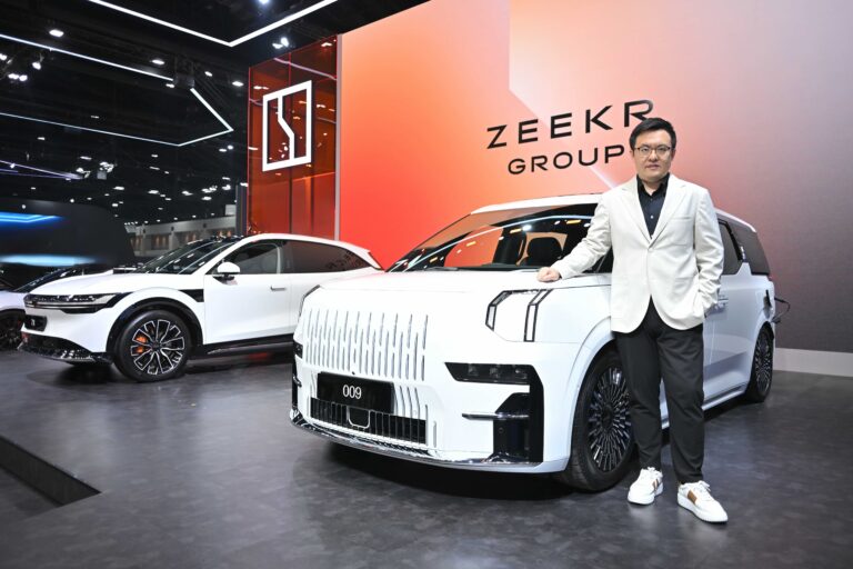 ZEEKR ตอกย้ำภาพลักษณ์แบรนด์รถยนต์ไฟฟ้าพรีเมียมลักชูรีสุดล้ำ พร้อมเปิดรับจองสิทธิ์ ZEEKR 7X และ ZEEKR 009 รุ่นมอเตอร์เดี่ยว 7 ที่นั่ง เป็นครั้งแรก ที่งาน Motor Show 2025