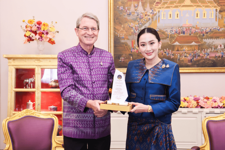 ดร.ฮาราลด์ ลิงค์ ประธาน บี.กริม รับโล่ประกาศเกียรติคุณเป็น “ค่าของแผ่นดิน” ปี 2566 ตอกย้ำวิสัยทัศน์ในการดำเนินธุรกิจด้วยความโอบอ้อมอารี มุ่งสร้างประโยชน์ให้สังคม-ประเทศชาติในทุกมิติ