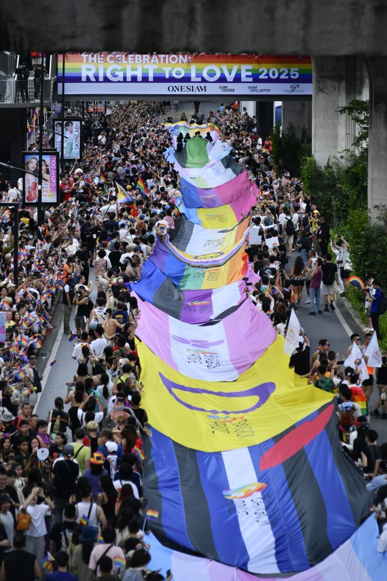 “นฤมิตไพรด์” สะบัดธงสีรุ้ง-ปูธงอัตลักษณ์ยาวกว่า 200 เมตรเฉลิมฉลอง Pride Month ในงาน “Bangkok Pride Festival 2025” ตอกย้ำความปังด้วยพลัง LGBTQIAN+ กว่า 3 แสนคน เต็มพื้นที่ถนนพระราม 1 ในบรรยากาศสีสัน สีรุ้งอลังการ