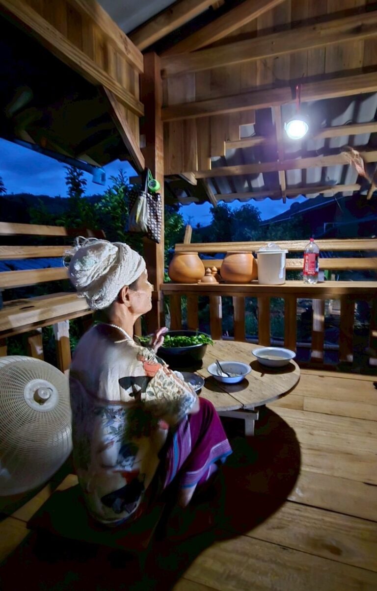 ชไนเดอร์ อิเล็คทริค เดินหน้าสานต่อโครงการ “Access to Energy” ส่งต่อพลังงานสะอาด มอบโคมไฟโซลาร์เซลล์ “โมบิยา” สร้างแสงสว่างสู่ชุมชนห่างไกล จังหวัดตาก