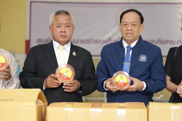 บุญสงค์ ทัพชัยยุทธ์ ปลัดกระทรวงแรงงาน รับมอบ หมูหยอง ตราโอชา จากบริษัท พี.วาย. ฟู้ด จำกัด ให้กระทรวงแรงงานนำไปช่วยเหลือผู้ประสบภัย