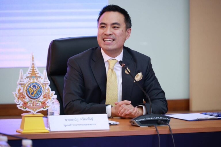 “รัฐมนตรีขิง” ผนึกกำลัง “เอสซีจี” สั่งการ “ดีพร้อม” ส่งมอบอุปกรณ์พีวีซี ผ่านศูนย์อุตสาหกรรมรวมใจ ให้มูลนิธิพัฒนาเด็ก ใช้เสริมทักษะเยาวชนไทย ในพื้นที่ที่ได้รับผลกระทบปัญหาชายแดน ส่งเสริมพลังการเล่นแบบอิสระ เพิ่มทักษะการแก้ไขปัญหาและฟื้นฟูจิตใจ