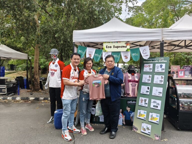 “Eco Supreme” แบรนด์เสื้อรักษ์โลกเจ้าแรกในไทย ได้การรับรอง 3 ฉลาก Carbon Footprint Products จาก อบก. เสื้อ 1 ตัวลดการปล่อยคาร์บอนได้ 74% พร้อมรับรางวัล Thailand Textiles Tag การันตีสินค้าคุณภาพ-ปลอดภัย