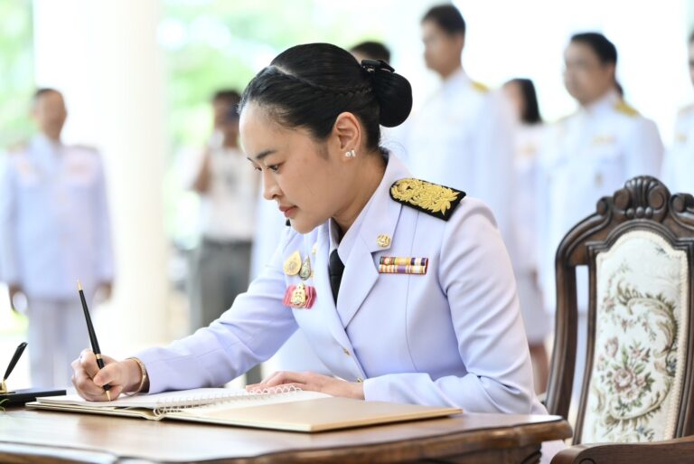 ‘สุดาวรรณ’ นำทีมผู้บริหาร อว. ถวายพระพรชัยมงคล ‘พระบรมราชชนนีพันปีหลวง’ เนื่องในโอกาสเฉลิมพระชนมพรรษา 12 สิงหาคม 2568 คึกคัก! ‘อว.แฟร์ 2025’ ขนทัพ ‘หมอลำสู่สากล-มหาหมอลำ Festival’ ดัน Soft Power ไทยสู่สายตาชาวโลก ร่วมลุ้นไปกับการแข่งขัน ‘Astro Challenge ปริศนาดาราศาสตร์’