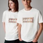 Paul Smith ฉลองการกลับมาทัวร์คอนเสิร์ตครั้งยิ่งใหญ่ของวงดนตรีร็อคระดับตำนาน Oasis เปิดตัวคอลเล็กชันพิเศษเสื้อผ้าและแอคเซสซอรีที่ได้แรงบันดาลใจจากยุค 90s