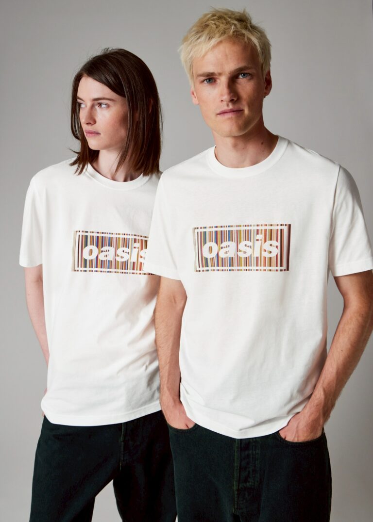 Paul Smith ฉลองการกลับมาทัวร์คอนเสิร์ตครั้งยิ่งใหญ่ของวงดนตรีร็อคระดับตำนาน Oasis เปิดตัวคอลเล็กชันพิเศษเสื้อผ้าและแอคเซสซอรีที่ได้แรงบันดาลใจจากยุค 90s