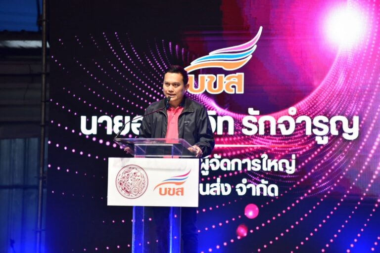 “บขส.” เปิดตัวรถโดยสารใหม่ มาตรฐานยุโรป Euro 5 พร้อมโชว์ชุดพนักงานต้อนรับ โทนสีชมพูสดใส ยกระดับขนส่งสาธารณะ สะดวก สบาย ปลอดภัย ระบุรถโดยสารใหม่จะทยอยวิ่งให้บริการประชาชนภายในเดือนกันยายนนี้