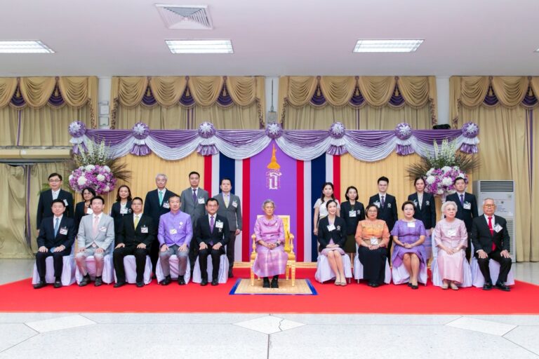 สมเด็จพระกนิษฐาธิราชเจ้า กรมสมเด็จพระเทพรัตนราชสุดาฯ สยามบรมราชกุมารี ให้ บริษัทบริหารสินทรัพย์ กรุงเทพพาณิชย์ จำกัด (มหาชน) เข้ารับพระราชทานของที่ระลึกผู้บริจาคเงินกองทุนห้องผ่าตัดศิริราช