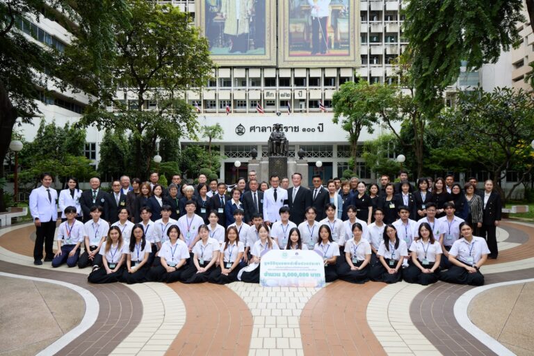 รมย์รวินท์คลินิก เดินหน้าสานต่อเจตนารมณ์! มอบทุนการศึกษาหนุนนักศึกษาแพทย์ศิริราชฯ ผ่านมูลนิธิทุนแพทย์เพื่อปวงประชา สร้างรากฐานบุคลากรสาธารณสุขไทย