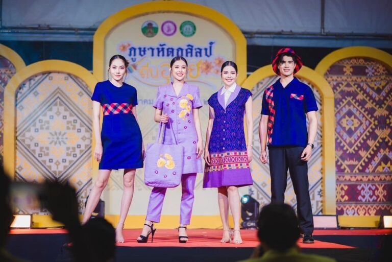 จากครูคณิตผู้แกะรอยลายผ้าโบราณ สู่เจ้าของแบรนด์ “สิริวรรณา” เปิดใจใช้ความรู้จาก โครงการ “โรงเรียนผู้นำชุมชนประโยชน์สุข” สร้างโอกาสใหม่ที่ยั่งยืนให้ชุมชน