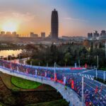 “เจิ้งโจวมาราธอน 2025” ต้อนรับนักวิ่ง 25,000 คน ร่วมสัมผัส เสน่ห์อันอบอุ่นของ “เหอหนาน บ้านของทุกคน”