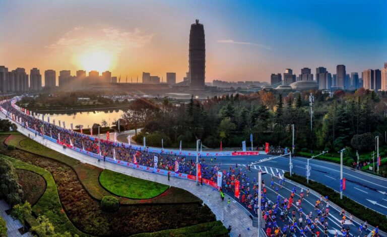 “เจิ้งโจวมาราธอน 2025” ต้อนรับนักวิ่ง 25,000 คน ร่วมสัมผัส เสน่ห์อันอบอุ่นของ “เหอหนาน บ้านของทุกคน”