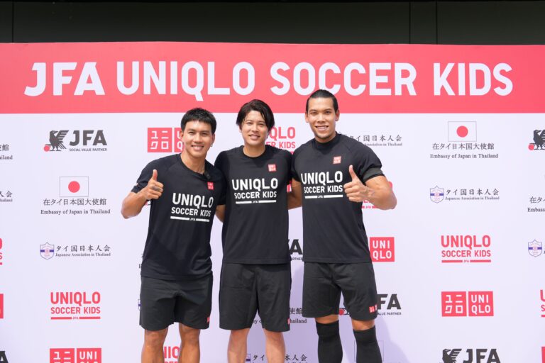 สมาคมฟุตบอลญี่ปุ่น จับมือ ยูนิโคล่ นำร่องกิจกรรมฝึกทักษะฟุตบอลสำหรับเด็กครั้งแรกในไทย ผ่านกิจกรรม JFA UNIQLO Soccer Kids in Thailand แก่เยาวชนอายุ 4-6 ปี กว่า 152 คน