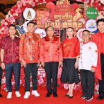 เมืองสุขสยาม ณ ไอคอนสยาม ต้อนรับเทศกาลตรุษจีนปีม้าไฟ ในงาน สุขสยาม “มหัศจรรย์ ตรุษจีน มั่งมี ศรีสุข” ร่วมสักการะขอพร 3 เทพ และองค์ “เทพกวนอู ขี่ม้าเช็กเธาว์” ตื่นตาประติมากรรมโคมไฟสุดอลังการ ช้อปชิมคาราวานอาหารมงคลสุดเลิศรส