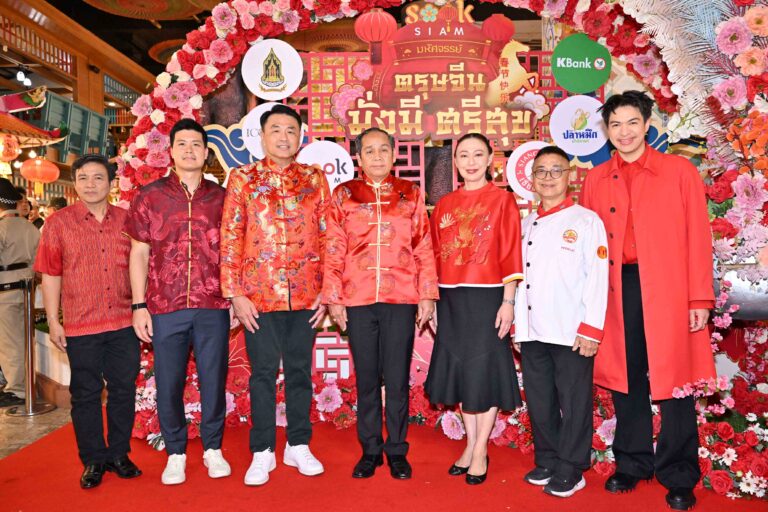เมืองสุขสยาม ณ ไอคอนสยาม ต้อนรับเทศกาลตรุษจีนปีม้าไฟ ในงาน สุขสยาม “มหัศจรรย์ ตรุษจีน มั่งมี ศรีสุข” ร่วมสักการะขอพร 3 เทพ และองค์ “เทพกวนอู ขี่ม้าเช็กเธาว์” ตื่นตาประติมากรรมโคมไฟสุดอลังการ ช้อปชิมคาราวานอาหารมงคลสุดเลิศรส