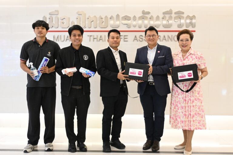 เมืองไทยประกันชีวิตและมูลนิธิเมืองไทยยิ้ม มอบกระเป๋าเวชภัณฑ์พร้อมอุปกรณ์ปฐมพยาบาลเบื้องต้นเพื่อบริการผู้มาใช้ลานกีฬาในชุมชนเขตห้วยขวาง