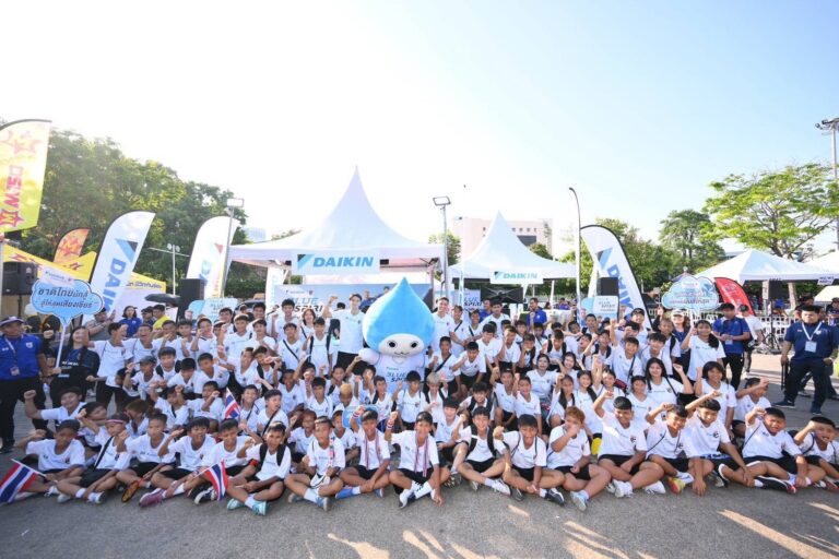 ไดกิ้นสรุปแคมเปญ “We Cheer We Care เชียร์ไทย ใส่ใจโลก” รวมพลังแฟนบอลไทย เก็บขวดรีไซเคิลกว่า 66,465 ขวด ส่งต่อแรงบันดาลใจสู่เยาวชนทั่วประเทศ