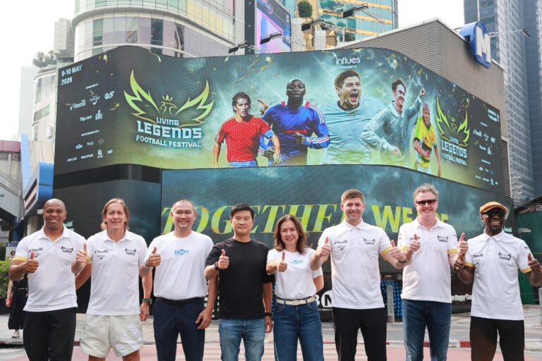 Impact ระดับโลก! เมื่อ BEM ยกทัพตำนานแข้งบุกอโศก เปลี่ยนสี่แยกให้กลายเป็น Stadium