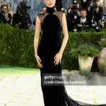 Ralph Lauren เผยลุคของ Cara Delevingne และ Jaafar Jackson บนพรมแดงงาน Met Gala 2026 ซึ่งจัดขึ้นเมื่อวันที่ 4 พฤษภาคม ณ นครนิวยอร์ก โดยทั้งสองปรากฏตัวในลุคจาก Ralph Lauren