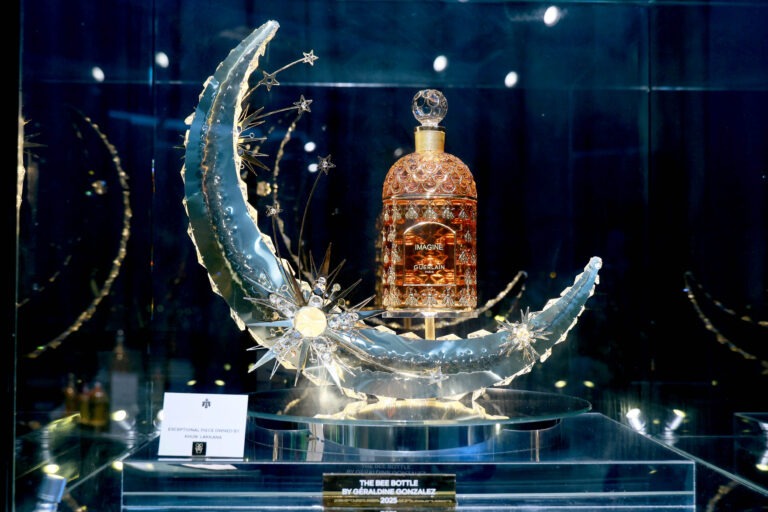 GUERLAIN, PERFUMER VISIONARY SINCE 1828 หนึ่งในนิทรรศการ Haute Parfumerie ที่ยิ่งใหญ่ที่สุดแห่งปีครั้งแรกในประเทศไทย ชวนทุกท่านเปิดประตูสู่จักรวาลแห่งสุคนธศิลป์ จาก MAISON GUERLAIN ใจกลางกรุงเทพฯ ณ ONE BANGKOK 24-28 มิ.ย. นี้