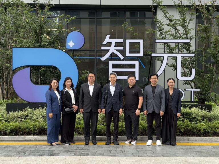 ผู้บริหาร PCL Holding พร้อมคณะสถาบันสื่อและบริหารธุรกิจไทย-จีน เยี่ยมชม AGIBOT ศึกษานวัตกรรม AI และหุ่นยนต์ฮิวแมนนอยด์ ณ นครเซี่ยงไฮ้