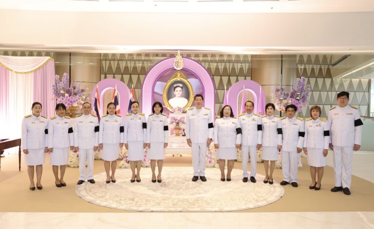 ออมสิน ทูลเกล้าฯ ถวายแจกันดอกไม้และลงนามถวายพระพรชัยมงคล เนื่องในโอกาสพระราชพิธีมหามงคลเฉลิมพระชนมพรรษา 4 รอบ สมเด็จพระนางเจ้าฯ พระบรมราชินี