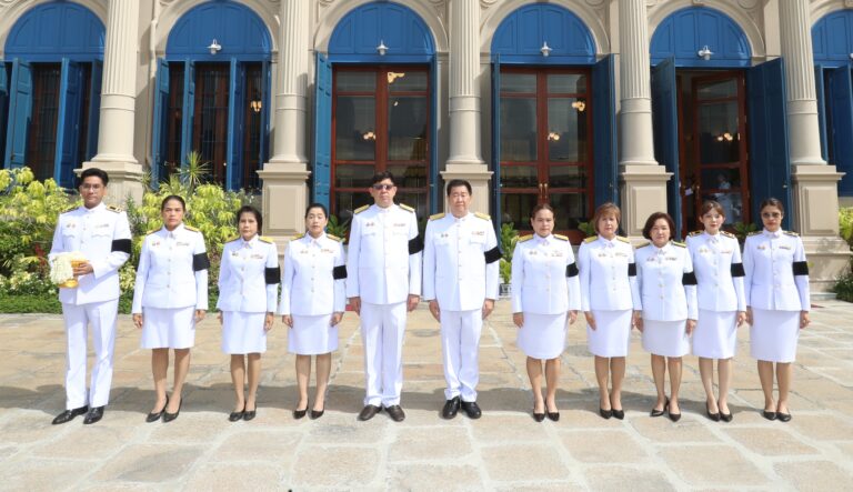 ออมสิน ถวายสักการะเบื้องหน้าพระรูปและลงนามถวายความอาลัย แด่สมเด็จพระเจ้าลูกเธอ เจ้าฟ้าพัชรกิติยาภา นเรนทิราเทพยวดี กรมหลวงราชสาริณีสิริพัชร มหาวัชรราชธิดา