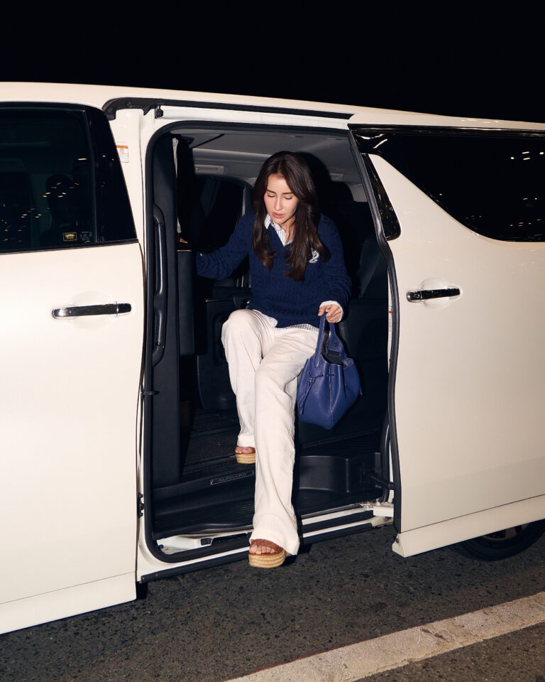 ส่อง Airport Look “แอน ทองประสม” ก่อนออกเดินทางสู่กรุงลอนดอน เพื่อร่วมชมการแข่งขันเทนนิสแมตช์สำคัญ Wimbledon Men’s Final