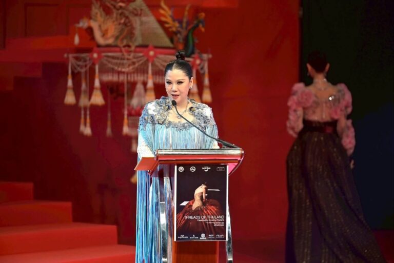 ททท. จับมือพันธมิตรจัดงาน “THREADS OF AMAZING THAILAND” ชูอัตลักษณ์ผ้าไทย-อัญมณีไทย สู่รันเวย์ลักชัวรีระดับสากล ดึงจุดแข็งเสน่ห์ไทย ให้กลายเป็นจุดขายการ ท่องเที่ยวเชิงประสบการณ์