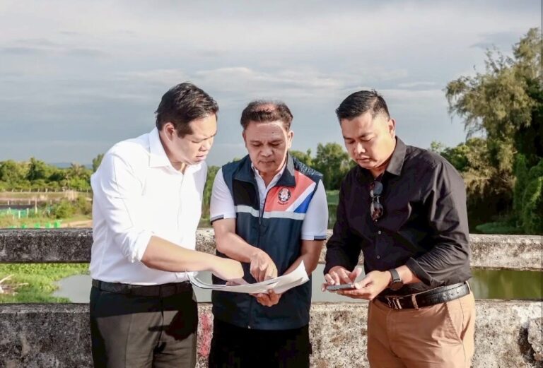 “สรรเพชญ” ลุยสำรวจคลองอู่ตะเภา-หาดใหญ่ สั่งเร่งขุดลอกเปิดทางน้ำ เตรียมใช้งบ 6 ล้านบาท เพิ่มประสิทธิภาพการระบายน้ำ พร้อมรับมือหน้ามรสุม