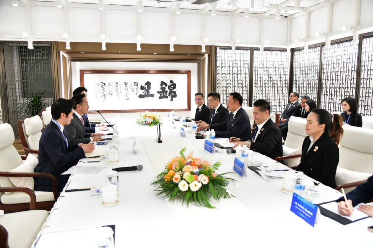 นายกรัฐมนตรีไทยพบปะหารือรองประธานกรรมการของเสียวหมี่ ณ นครเฉิงตูสาธารณรัฐประชาชนจีน