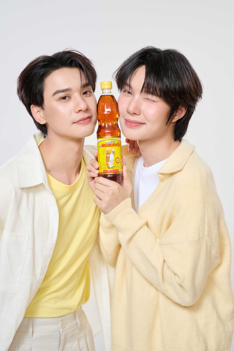 “คนแบกกุ้ง” เปิดตัว “เก่ง–น้ำปิง” Friend of Brand ครั้งแรกของแบรนด์ ส่งต่อภาพลักษณ์แบรนด์น้ำปลาไทยสู่คนรุ่นใหม่ ภายใต้แคมเปญ “รสชาติที่แบกทุกโมเมนต์”