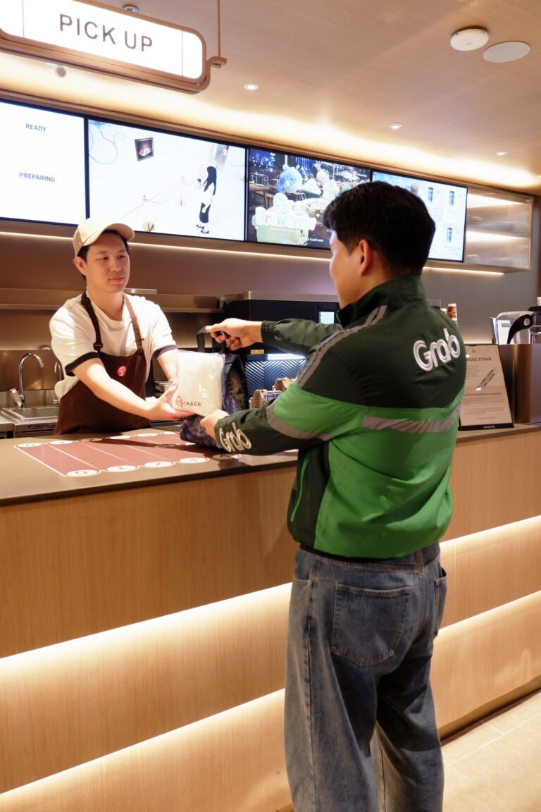 CHAGEE จับมือ GrabFood ชวนผู้บริโภคเปลี่ยนทุกออร์เดอร์เป็น “เสื้อกันฝน” ให้พี่คนขับแทนคำขอบคุณและเติมพลังใจให้พร้อมส่งมอบชาแก้วโปรด