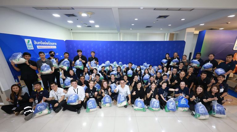 SME D Bank ช่วยต่อเนื่อง รวมพลังบรรจุ “ถุงน้ำใจ” นำไปช่วยเหลือผู้ประสบภัยน้ำท่วม