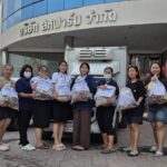 ผู้บริหารสหฟาร์มลงพื้นที่ลุยน้ำ ให้กำลังใจพนักงาน พร้อมมอบถุงยังชีพกว่า 100 ชุด หลังสำนักงานรามอินทราเผชิญน้ำท่วม พนักงานรวมพลังเร่งป้องกันความเสียหาย