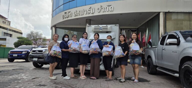 ผู้บริหารสหฟาร์มลงพื้นที่ลุยน้ำ ให้กำลังใจพนักงาน พร้อมมอบถุงยังชีพกว่า 100 ชุด หลังสำนักงานรามอินทราเผชิญน้ำท่วม พนักงานรวมพลังเร่งป้องกันความเสียหาย