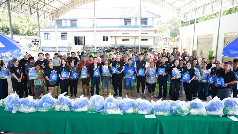 SME D Bank ห่วงใยลูกค้าประสบภัยน้ำท่วม ลงพื้นที่เยี่ยมให้กำลังใจ พร้อมมอบ “ถุงน้ำใจ” บรรเทาความเดือดร้อนแก่ประชาชนในพื้นที่