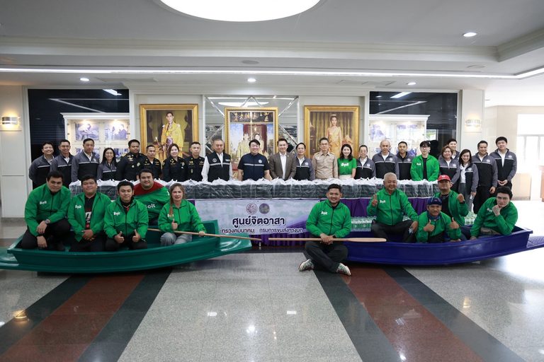 คมนาคม–กทม. ผนึก Bolt เดินหน้าช่วยน้ำท่วมต่อเนื่อง ส่งเรือเพิ่ม 20 ลำ พร้อมอาหาร–น้ำดื่ม 1,000 ชุด ช่วยประชาชนในพื้นที่เข้าถึงยาก