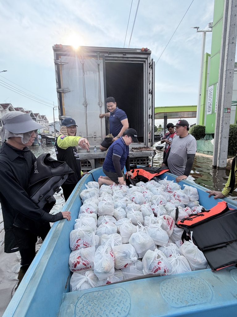 สหฟาร์มรวมพลังจิตอาสา ลุยน้ำท่วมส่งมอบถุงยังชีพ – อาหารกล่อง ช่วยเหลือพนักงานและชุมชน ย้ำ “น้ำยังไม่ลด เราก็ไม่ทิ้งกัน”